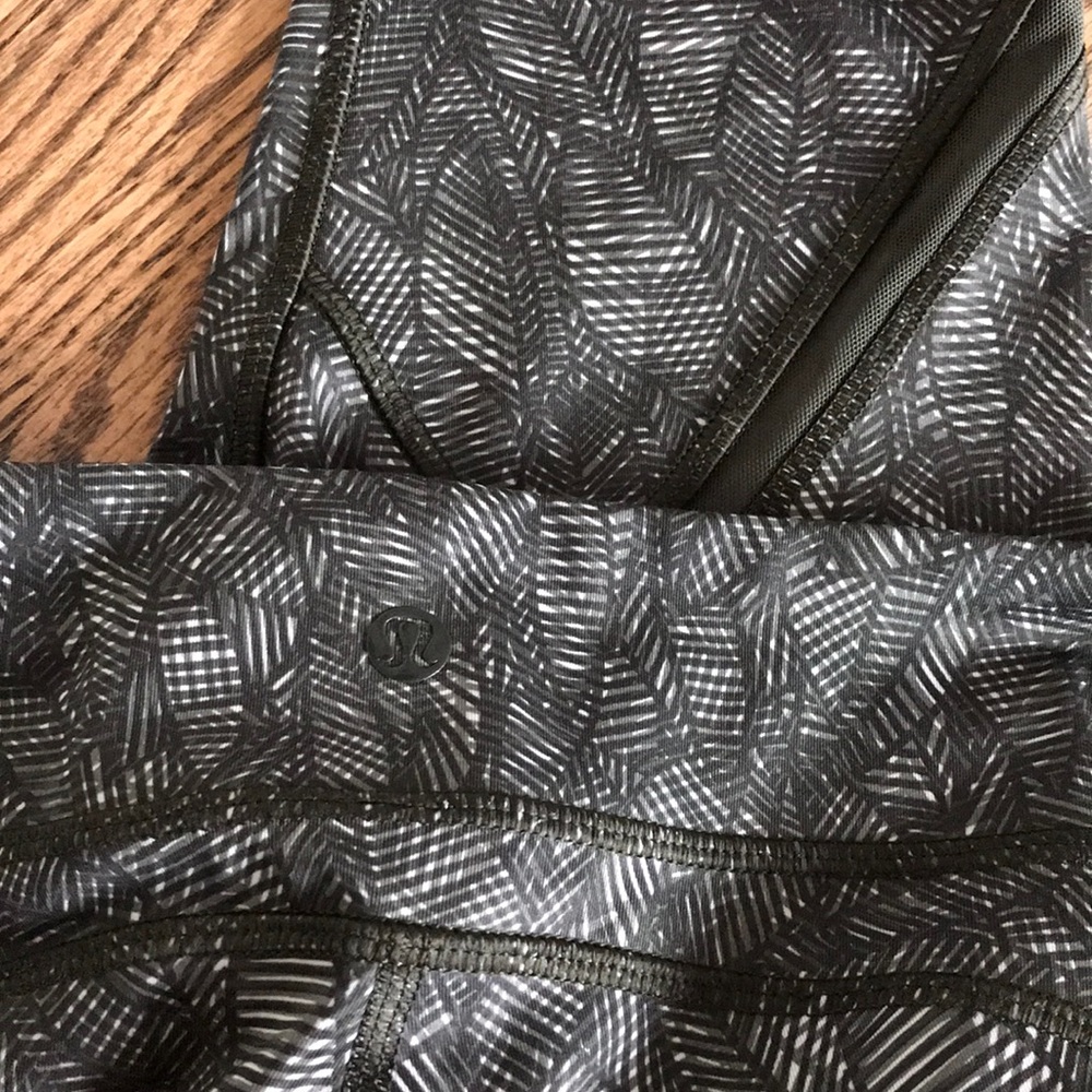 Lululemon green leaf & mesh capris size 6 - Picture 4 of 9
